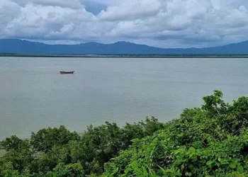 রাখাইনে মুহুর্মুহু বিস্ফোরণের শব্দে কাঁপছে টেকনাফ