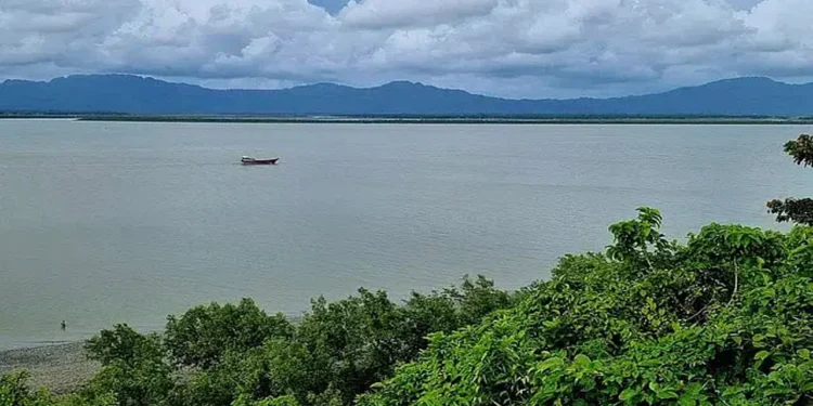 রাখাইনে মুহুর্মুহু বিস্ফোরণের শব্দে কাঁপছে টেকনাফ