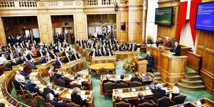 সংসদে নতুন আইন, ডেনমার্কে ভিনদেশের পতাকা উড়ানো নিষিদ্ধ