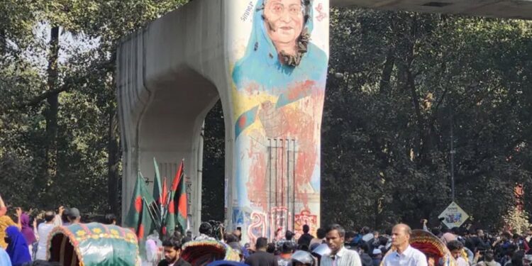 ঢাবিতে শেখ হাসিনার ছবি পুনরায় এঁকে গণ জুতা নিক্ষেপ