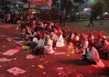 সিদ্ধান্ত প্রত্যাখ্যান করে ট্রেইনি চিকিৎসকদের অবরোধ অব্যাহত