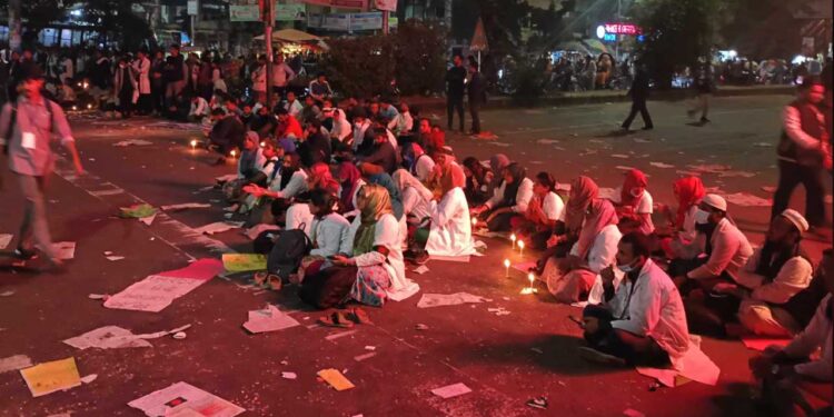 সিদ্ধান্ত প্রত্যাখ্যান করে ট্রেইনি চিকিৎসকদের অবরোধ অব্যাহত