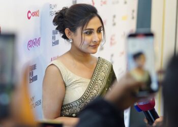 টিএসসিতে গ্রাফিতির উপর পোস্টারিং : ক্ষমা চাইলেন অভিনেত্রী মেহজাবীন