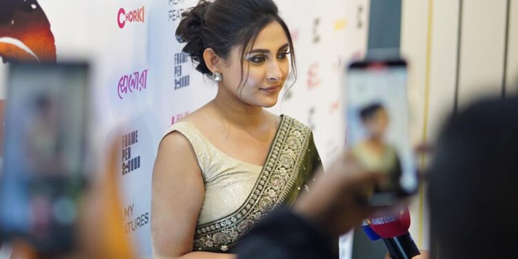 টিএসসিতে গ্রাফিতির উপর পোস্টারিং : ক্ষমা চাইলেন অভিনেত্রী মেহজাবীন