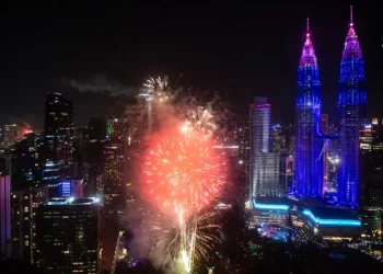 বর্ণিল আলোকচ্ছটায় নতুন বর্ষবরণ