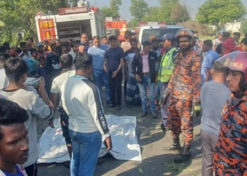 নিয়ন্ত্রণ হারিয়ে গাছের সঙ্গে বাসের ধাক্কা, নিহত ৩