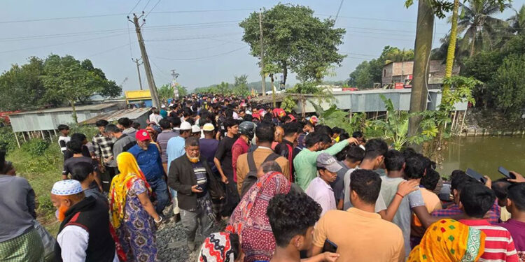 ফরিদপুরে ট্রেনের ধাক্কায় মাইক্রোবাসের ৫ যাত্রী নিহত