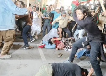 এনসিটিবি’র সামনে শিক্ষার্থীদের ওপর হামলা