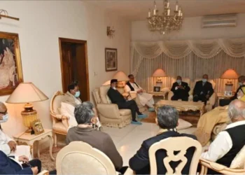 লন্ডন যাত্রার আগে খালেদা জিয়ার বাসভবনে বিএনপির জ্যেষ্ঠ নেতারা