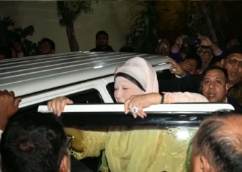 লন্ডনের উদ্দেশে বাসা ছাড়লেন খালেদা জিয়া