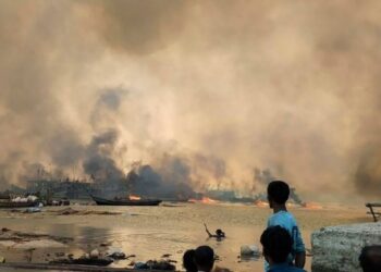জ্বলছে রাখাইন, জান্তাবাহিনীর বিমান হামলায় নিহত ৪০