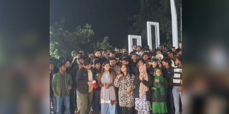 ‘কোটা না মেধা’ স্লোগানে ফের উত্তাল ঢাকা বিশ্ববিদ্যালয়