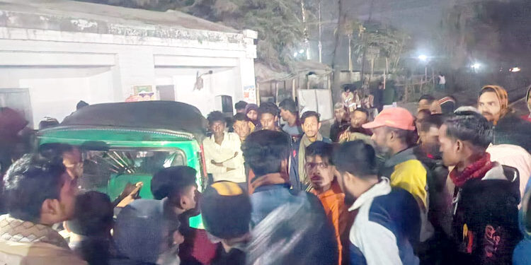 ঈশ্বরদীতে ট্রেনের ধাক্কায় ৪ সিএনজি-রিকশার যাত্রী আহত