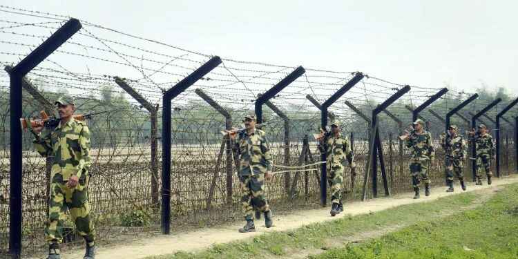 কাঁটাতারের বেড়া নিয়ে ভারতেও অসন্তোষ