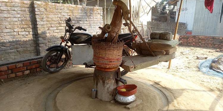 মোটরসাইকেল-অটোরিকশা দিয়ে ঘুরছে তেলের ঘানি!