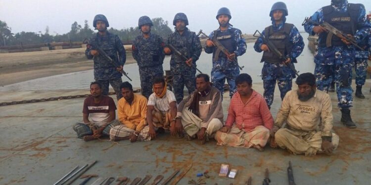 কক্সবাজারে দস্যুতার প্রস্তুতিকালে অস্ত্রসহ আটক ৬