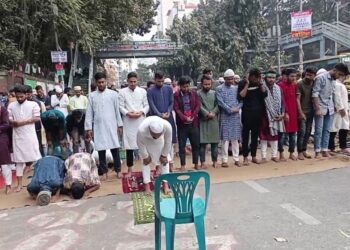 অনশনরত তিতুমীর শিক্ষার্থীদের সড়কেই জুমার নামাজ আদায়