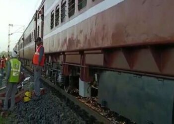 আগুনের গুজবে ট্রেন থেকে যাত্রীদের ঝাঁপ, অতপর…