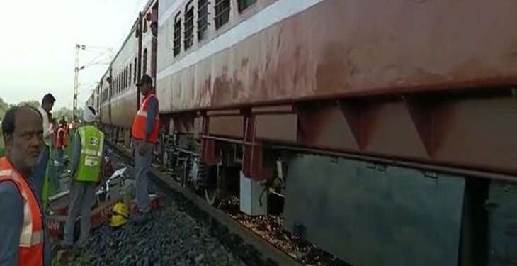 আগুনের গুজবে ট্রেন থেকে যাত্রীদের ঝাঁপ, অতপর…