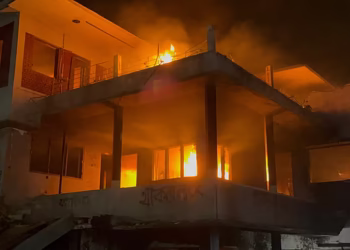 ভাংচুরের পর আগুন দেওয়া হয়েছে ৩২ নম্বরে, নেওয়া হয়েছে ক্রেন