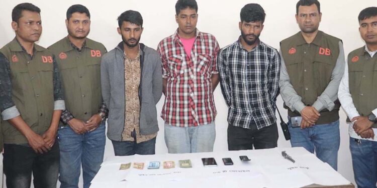 চলন্তবাসে বাসে ডাকাতি ও শ্লীলতাহানি, টাঙ্গাইলে গ্রেফতার ৩