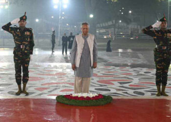 শহীদ মিনারে রাষ্ট্রপতি-প্রধান উপদেষ্টার পুষ্পস্তবক অর্পণ