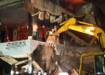 জনতা গুড়িয়ে দিল ৩২ নম্বর শেখ মুজিবের বাড়ি