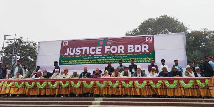 শহীদ মিনারে চাকরিচ্যুত বিডিআর সদস্যদের অবস্থান