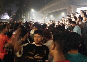 স্বরাষ্ট্র উপদেষ্টার পদত্যাগ দাবিতে গভীর রাতে ঢাবিতে বিক্ষোভ