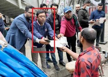 আ’লীগের লিফলেট বিতরণে ব্যস্ত সরকারি শিক্ষক