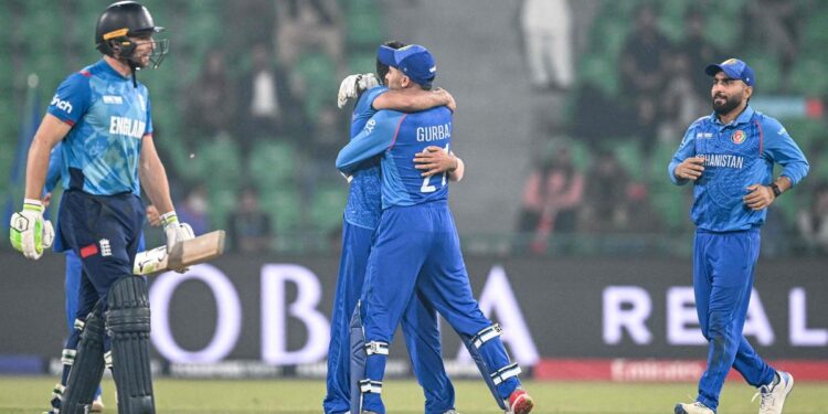 ইংল্যান্ডকে হারিয়ে লড়াইয়ে টিকে রইল আফগানরা