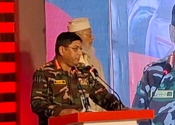 নিজেদের মধ্যে মারামারি-কাটাকাটি না করে আসুন আমরা এক থাকি