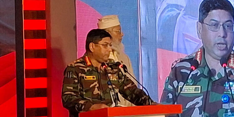 নিজেদের মধ্যে মারামারি-কাটাকাটি না করে আসুন আমরা এক থাকি