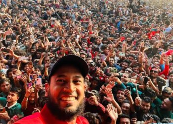 বরিশালে বিপিএল শিরোপা উদযাপন, মুশফিকের সেলফিতে সমর্থকদের উল্লাস