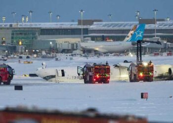 কানাডায় উল্টে গেলো উড়োজাহাজ, আহত ১৮