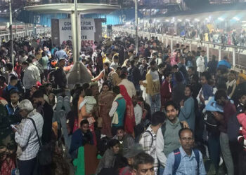 দিল্লি রেলস্টেশনে পদদলিত হয়ে ৪ শিশুসহ ১৮ জনের মৃত্যু