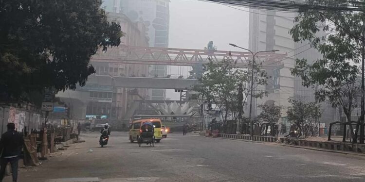 হঠাৎ কেন ঢাকায় বৃষ্টির মতো ঝরেছে কুয়াশা!