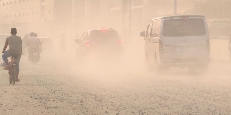 দূষিত শহরের বৈশ্বিক তালিকায় শীর্ষে ঢাকা