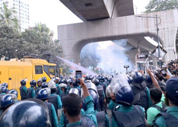 ঢাকায় ছত্রভঙ্গ আউটসোর্সিং কর্মীরা