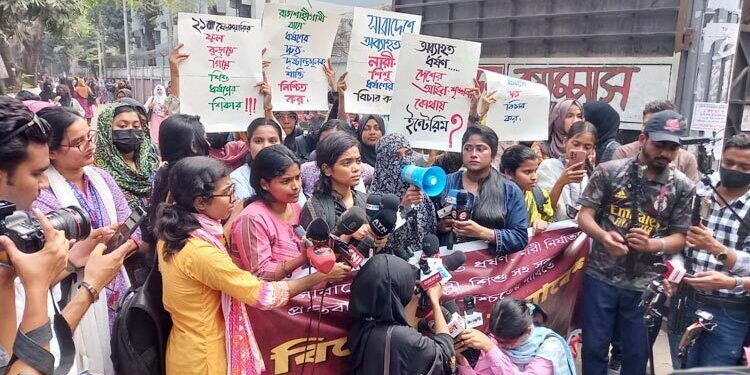 নারী নির্যাতনের প্রতিবাদে ইডেন কলেজে বিক্ষোভ