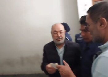 পুলিশের সামনেই চিঠিতে ‘ভাইকে গোপন বার্তা’ দিলেন এনামুর