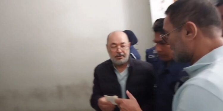 পুলিশের সামনেই চিঠিতে ‘ভাইকে গোপন বার্তা’ দিলেন এনামুর