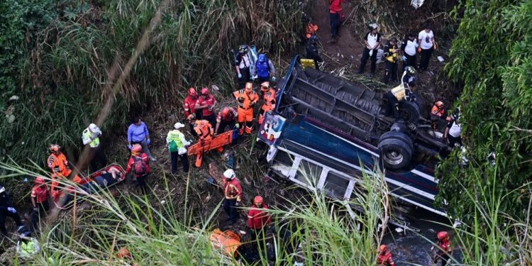 গুয়াতেমালায় ভয়াবহ বাস দুর্ঘটনায় নিহত ৫১