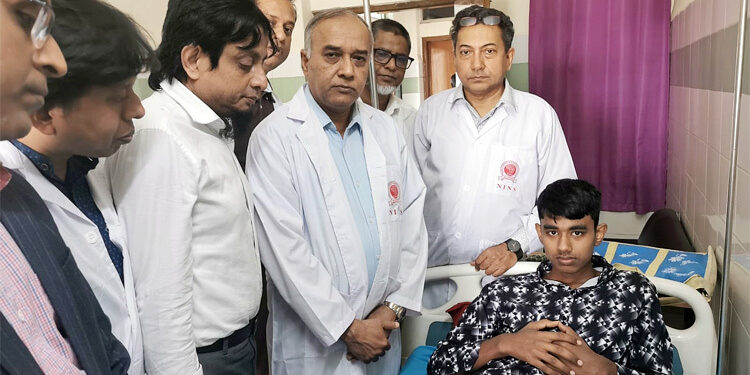 জুলাইয়ে আহতদের খোঁজ নিয়ে দায়িত্ব গ্রহণ করলেন নিনসের পরিচালক