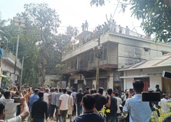 ‘কাউয়া কাউয়া’ স্লোগানে ওবায়দুল কাদেরের বাড়ি ভাঙচুর