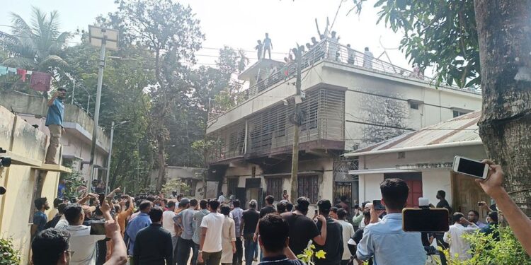 ‘কাউয়া কাউয়া’ স্লোগানে ওবায়দুল কাদেরের বাড়ি ভাঙচুর