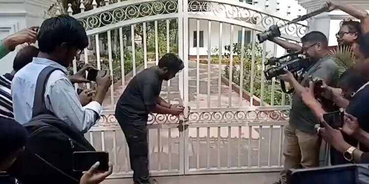 তালা ভেঙে বাসভবনে কুয়েটের ভিসি, ফের তালা লাগালেন শিক্ষার্থীরা