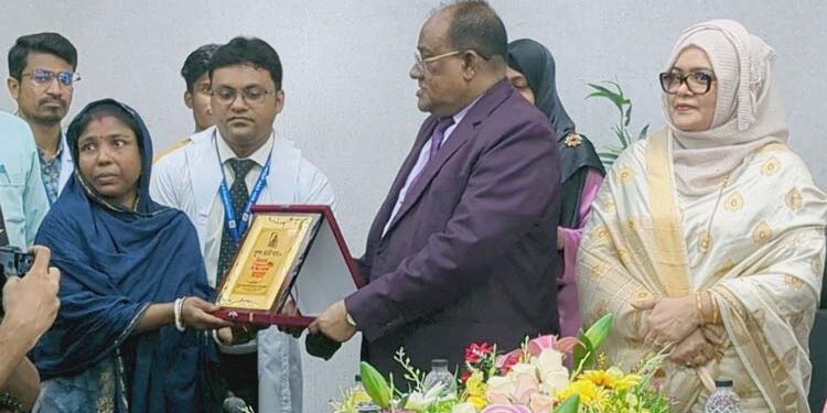 হাসপাতালের পরিচ্ছন্নতাকর্মীর রাজকীয় বিদায়!