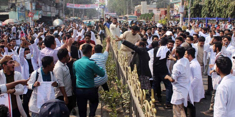 সারাদেশে ম্যাটস-ইন্টার্ন চিকিৎসকদের পাল্টাপাল্টি কর্মসূচি