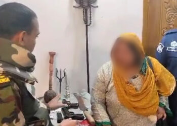 ভারতীয় পরিচয়পত্র ও অস্ত্রসহ নারী গ্রেফতার